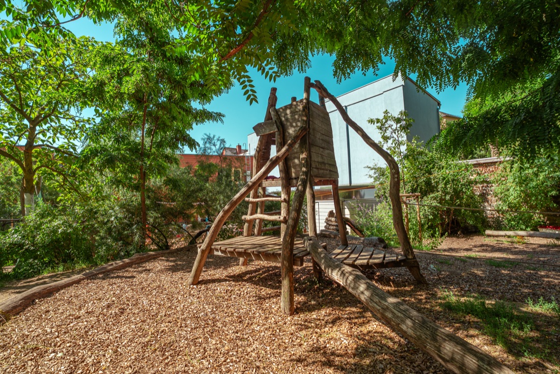 Burgberg zum Klettern im Garten