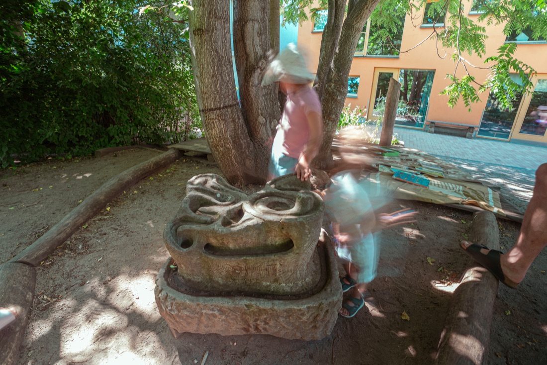 Murmelbahn aus Stein im Garten