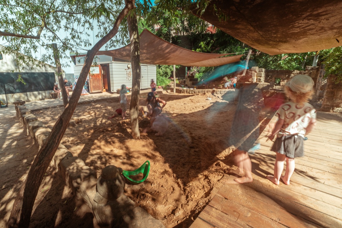 Sandspielplatz mit Wasserpumpe